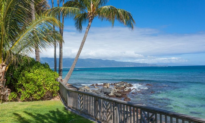 Paia Maison | Gorgeous Oceanfront Paia Bay Home
