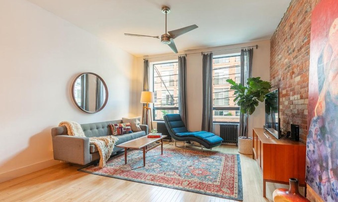 West Queen West Appartement | Gorgeous Park House w Parking on Queen West