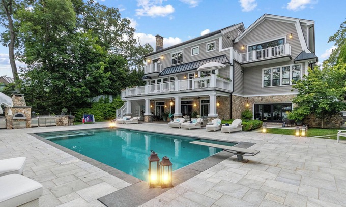 Readville Maison | Gorgeous, Peaceful Sanctuary on lake minutes from Boston & all local colleges.