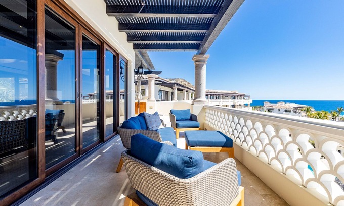 Buzzards Copropriété | Gorgeous penthouse with pool and jacuzzi amenities