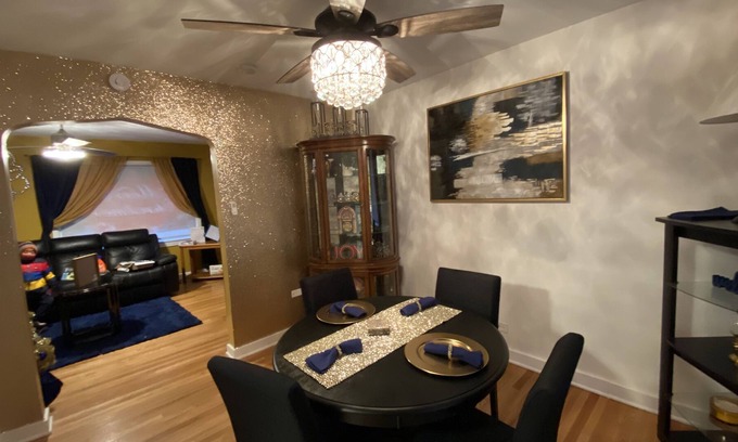 Calumet Park Maison | Gorgeous Property with Arcade