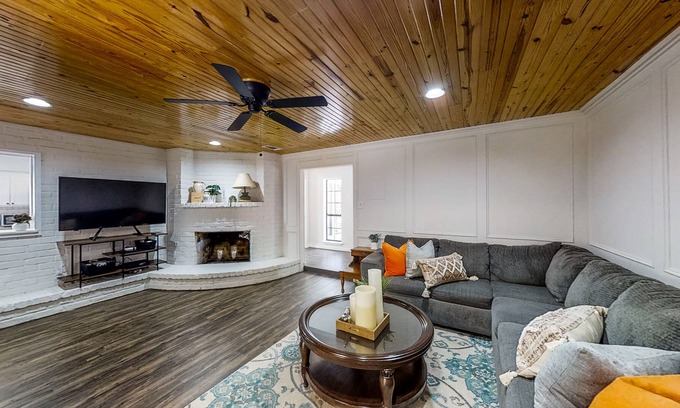 Bellville Maison | Gorgeous Ranch-Style Home on Nearly 3 Peaceful Acres - Dogs Welcome