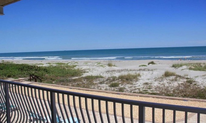 Crescent Beach Copropriété | DIRECT OCEANFRONT! ÉTAPES DE LA PLAGE! Ocean Beach Villas Unité 302