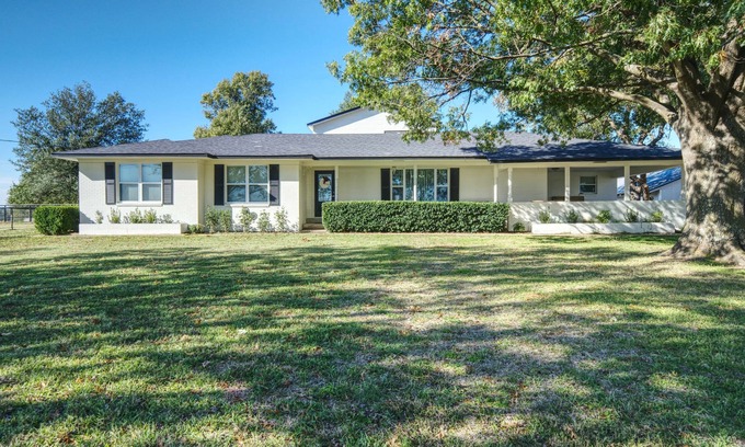 Canton Autre | Gorgeous remodeled farmhouse 8 miles from Canton market.