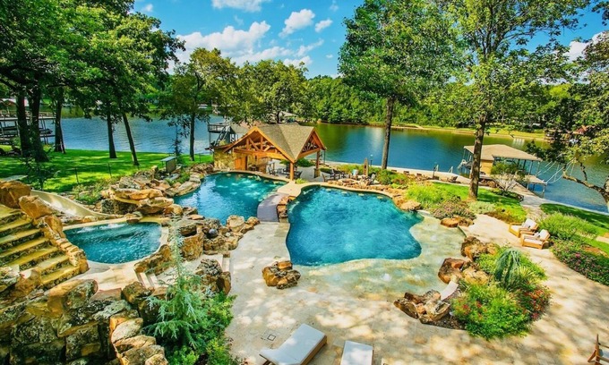 Enchanted Oaks Maison | Gorgeous Resort-style Retreat on Cedar Creek Lake
