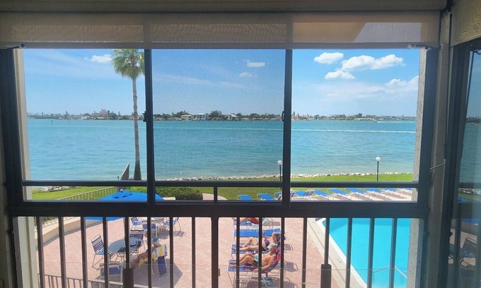 Casa del Mar Copropriété | Gorgeous Second Floor Waterfront Villa with Sunset views over Boca Ciega Bay!