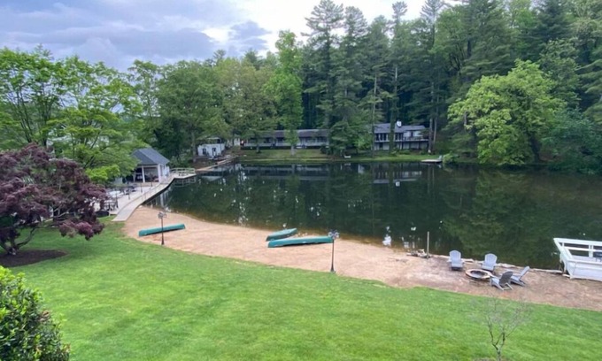 Flat Rock Copropriété | Gorgeous serene lakefront condo hide away