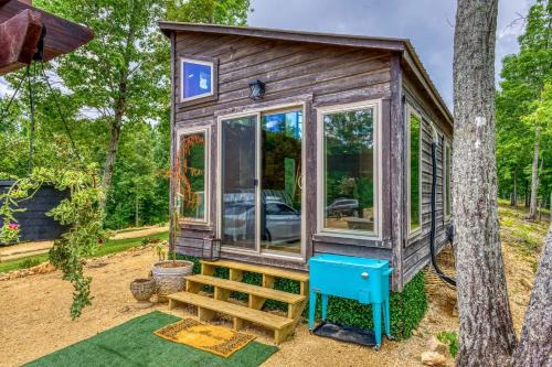 Rogersville Maison | Gorgeous Tiny House with Indoor and Outdoor Lounging Space in Alabama