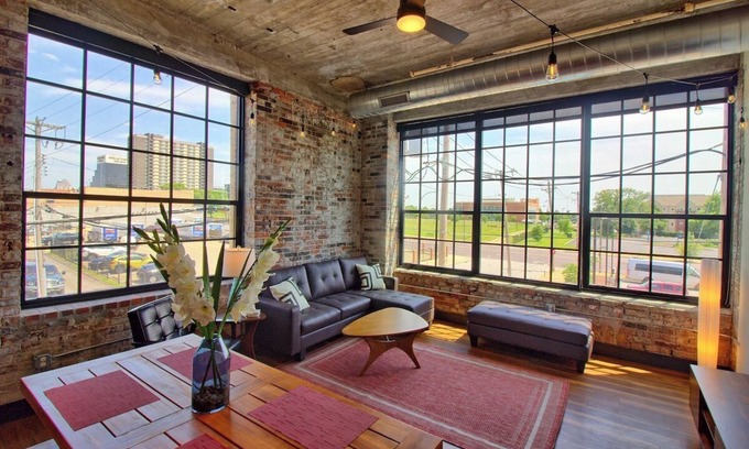 Midtown Hôtel | Gorgeous Ultramodern 2BR Corner Loft + Workspace