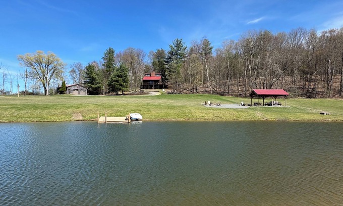 Camptown Cabine | Gorgeous views -Beautiful pond - Fishing- Swimming- Privacy -Pet Friendly-Hiking