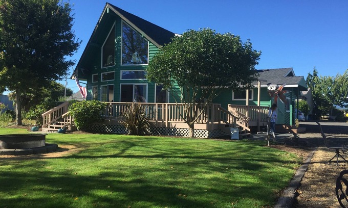 Cathlamet Maison | Gorgeous views w/dock on Columbia River. Big enough for the whole family!