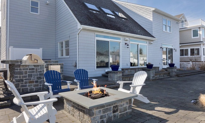 Mantoloking Maison | Gorgeous waterfront Home on lagoon steps away from private beach. Sleeps 12