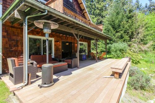 Langley Maison | Goss Lake Getaway