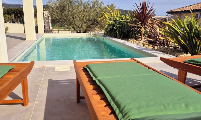 Goudargues Villa | Goudargues Villa Hestia, villa avec piscine à 300m du centre, parking privé.