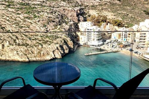 Xlendi Appartement | Gozo Xlendi Coastal Apartment with Stunning Sea View, Free Private Parking, AC & WiFi