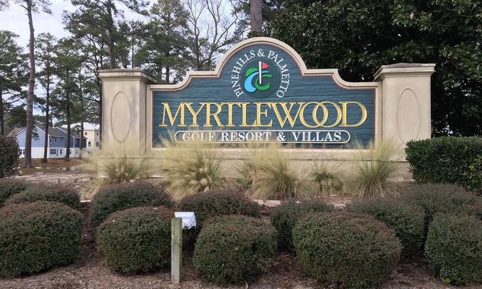 Central Myrtle Beach Copropriété | Belle 2 chambres avec ascenseur! Vue sur le golf! Proche de la plage! Magasin! Au centre de tous!