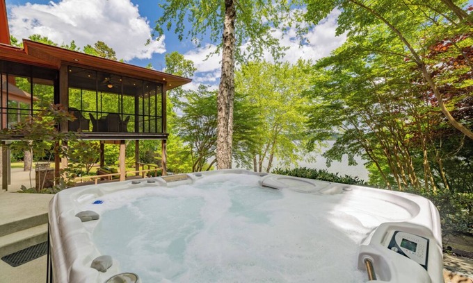 Clarksville Maison | Graceland