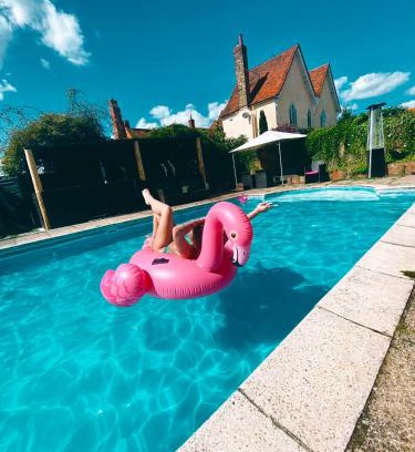 North Weald Maison | Grade II Listed Farmhouse, Pool, Hot Tub, Games Room, Celebration Hall, Car Park, 10ppl, 45 min from Central London