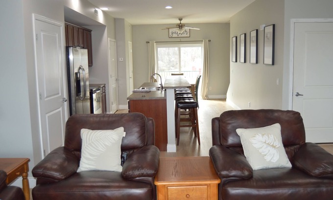 Grafton Maison | Grafton Escape #2 - River views! Pool! Walking distance to bars/restaurants