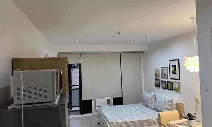 Downtown Hôtel | Gramercy Residences studio with Balcony facing city skyline