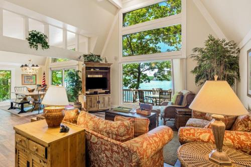 Osage Beach Maison | Grammy and Papas Lakeside Dugout