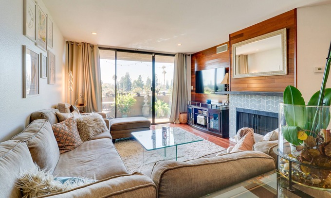 Granada Hills South Copropriété | Granada Hills Condo w/ Community Pool & Workspace