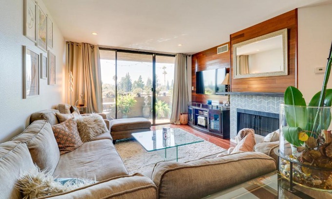 Granada Hills South Appartement | Granada Hills Condo with Community Pool and Workspace