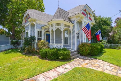 Granbury Maison | Granbury Home with Fire Pit, Walk to The Square!