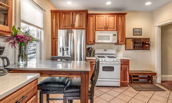 Newton Corner Maison | Grande maison de 6 chambres près de Boston pour 14 personnes et plus avec parking gratuit