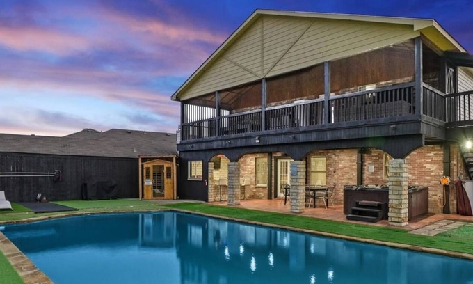 South Arlington Maison | Grand 5BR-2.5B Villa with Pool, Hot Tub & Sauna