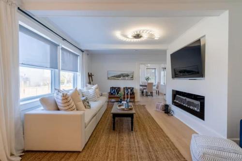 Grand Bend Maison | Grand Bend 5BR Retreat Hot Tub, Fire Pit and BBQ