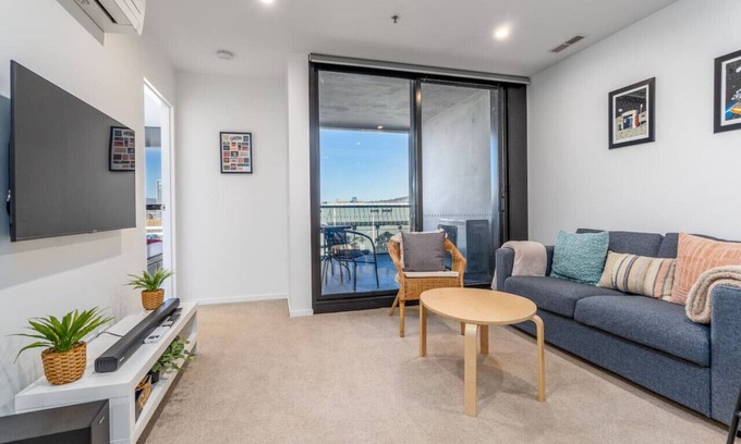 Phillip Appartement | Grand Central Towers Apt | Resort-Style Amenities
