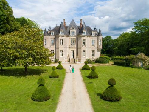 Vallon-sur-Gee Maison | Grand Château Renaissance avec Parc, Piscine et Activités, Rénové en 2023 - FR-1-410-389