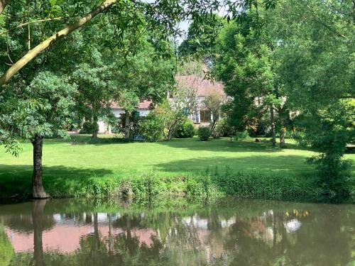 Chemire-le-Gaudin Maison | Grand gîte près du Mans avec piscine, cheminée et animaux - FR-1-410-217