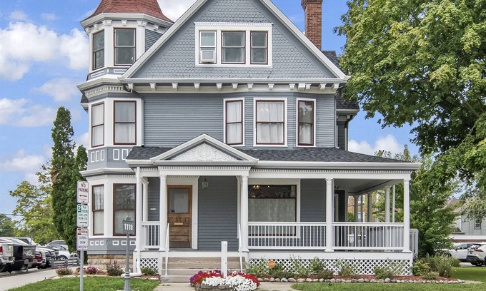 Springfield Maison | Grand Historic Retreat | Walk to Capitol & Attractions | Timeless Elegance