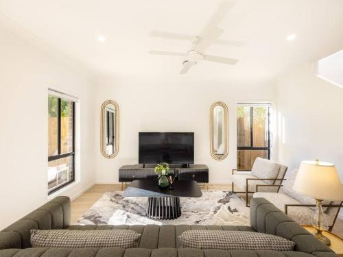 Sunnybank Maison | Grand Luxe Oasis Prime Location Balcony and Patio