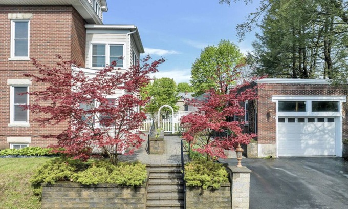 Melrose Maison | Grand manor in the heart of Albany. Walkable to eateries, grocery, and theatre.