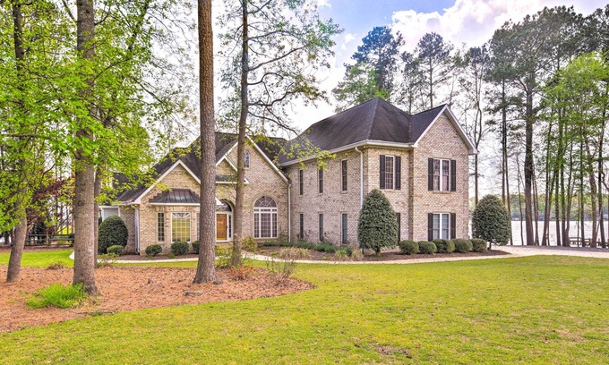 Mount Gilead Villa | Grand Mt Gilead Villa on Lake Tillery w/ Dock