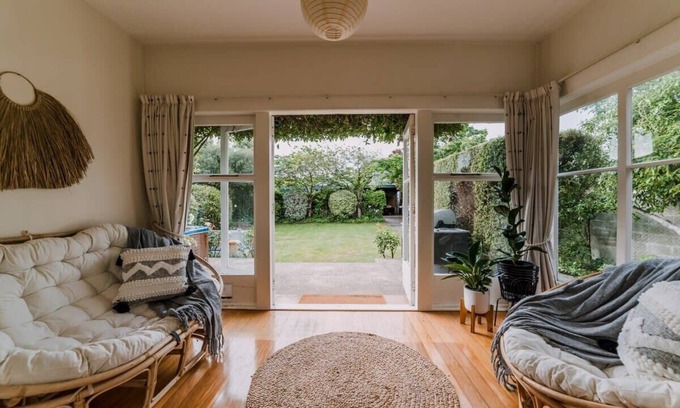 Merivale Villa | Grand Old Mansion - Sleeps 8