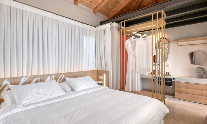 Kavallos Villa | Villa de luxe extravagante avec piscine privée, vue panoramique sur la mer et coucher de soleil rêveur