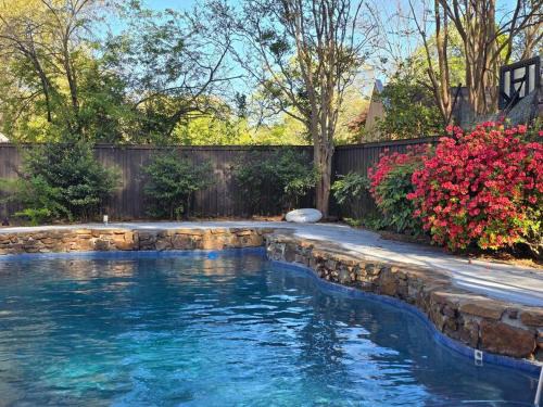Ellendale Maison | Grand Tudor Mansion with Pool near Germantown