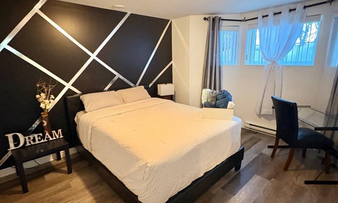 Laval Maison | Grande chambre confortable à Laval