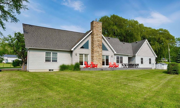 Lodi Maison | Grande Dame - She is big and beautiful! Perfect for your next lakeside group getaway!