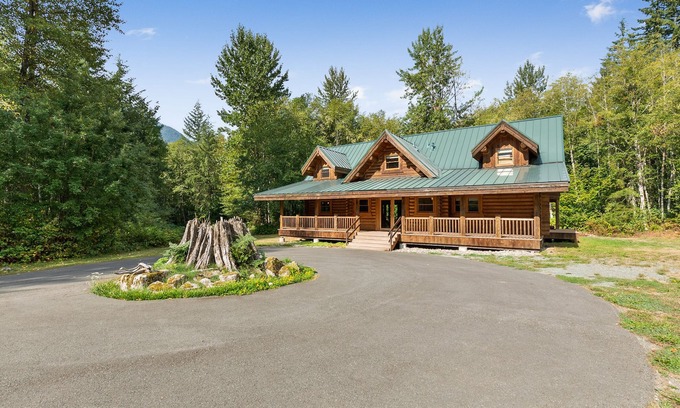 Skykomish Cabine | Grande Lodge: luxurious log home on 6+ acres w/ hot tub near hikes & more!