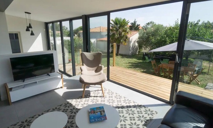 Quartier du Stade Maison | Grande Maison Pour 11 Personnes Avec Piscine, à 200m de la Plage !