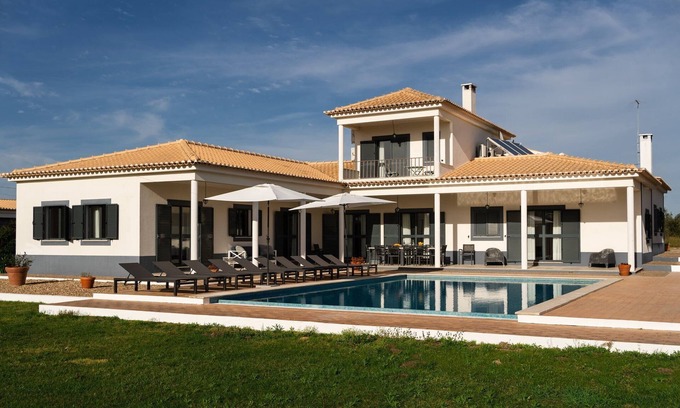 Cajados Villa | Grande Setubal Villa | 5 Bedrooms | Villa Monte Maria Pratas | Private & Spacious