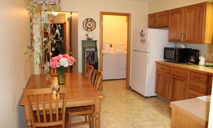 Twain Maison | Grandma's House - home away from home, close to UI, downtown IC and Coralville