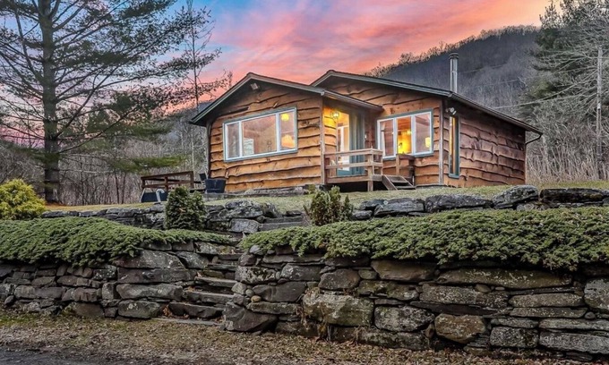 Phoenicia Cabine | Grandview Cabin is in Woodland Valley in the High Catskill Mountains