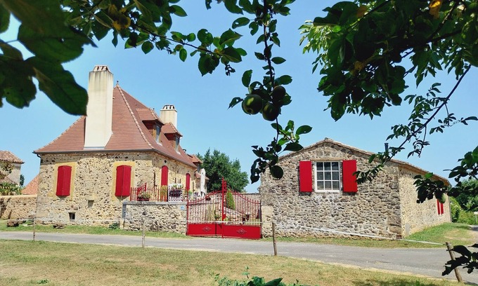 Pays-de-Belves Cottage | Grange aménagée dans un bourg de maisons anciennes au coeur du Périgord noir!