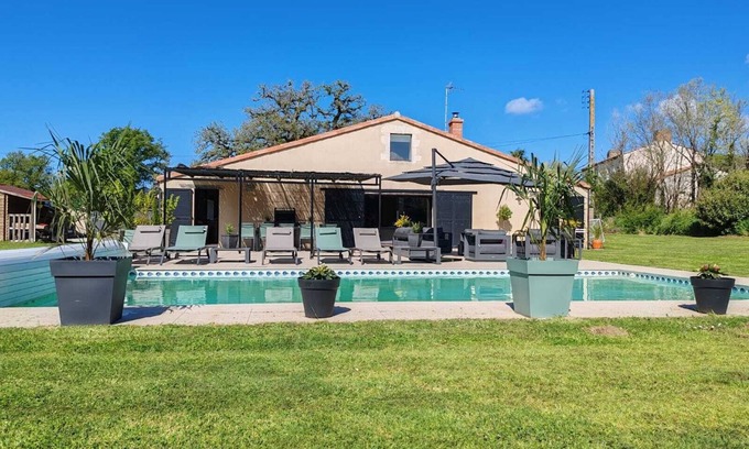 Chateau-d'Olonne Maison | Grange de charme avec piscine et jardin, idéale pour vos vacances aux Sables-d'O